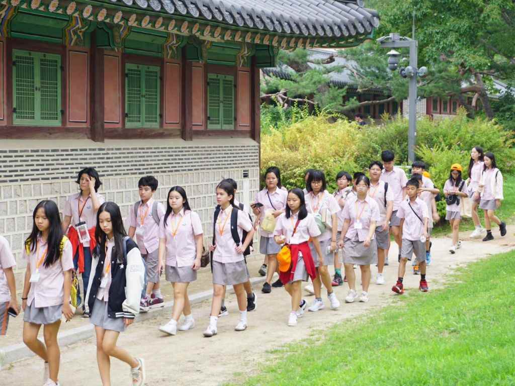 Bạn nên sử dụng những màu sắc tươi sáng phù hợp với trẻ tiểu học