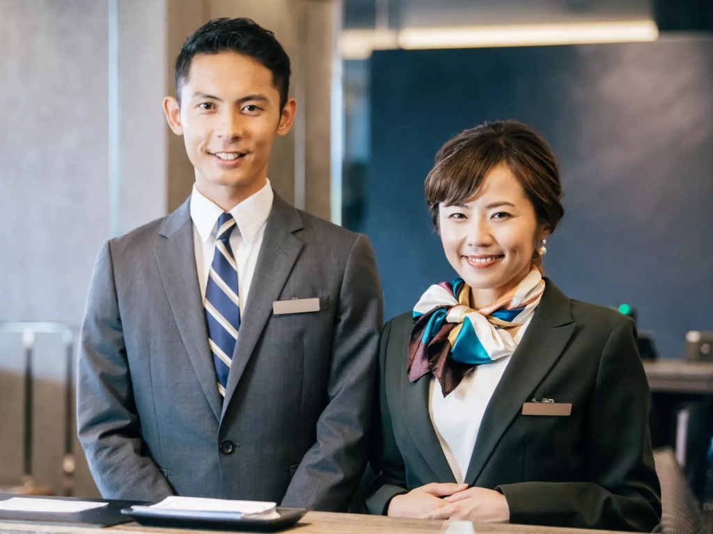 Đồng phục lễ tân khách sạn cần lịch sự và trang trọng