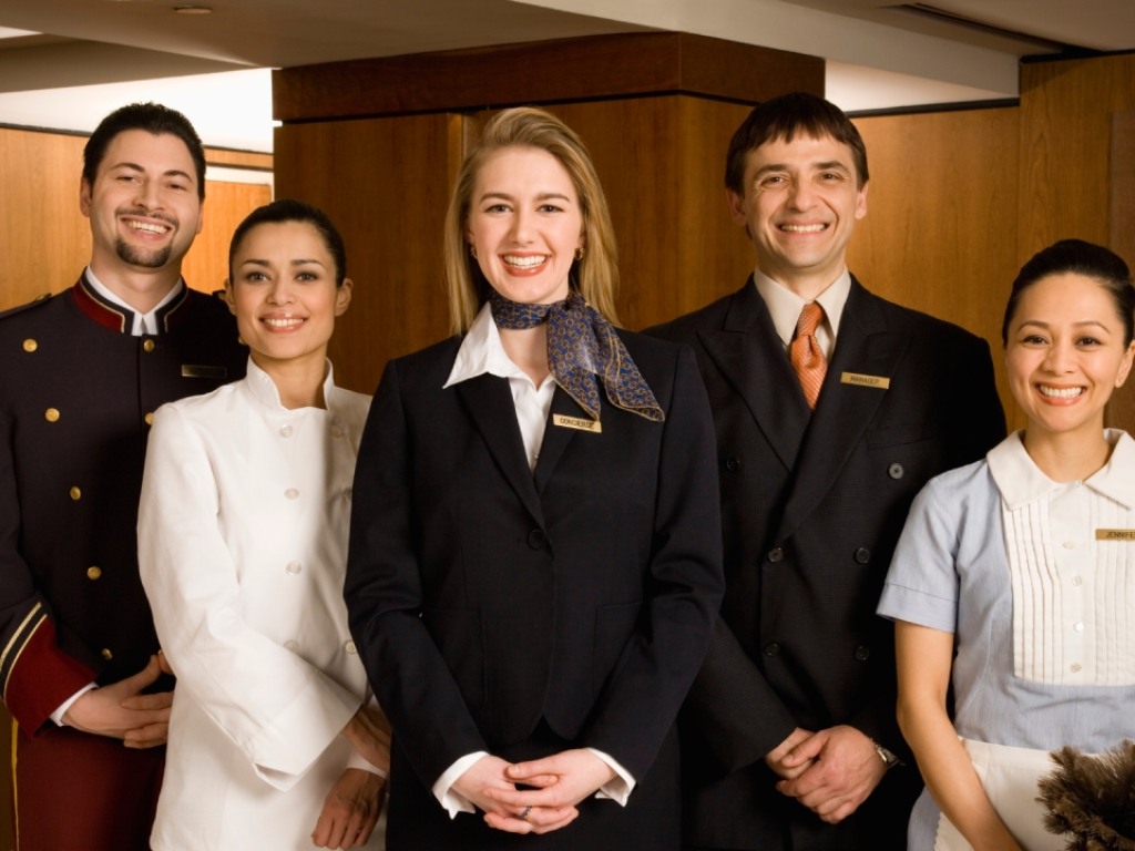 Đồng phục khách sạn cần có màu sắc hài hòa và trang nhã