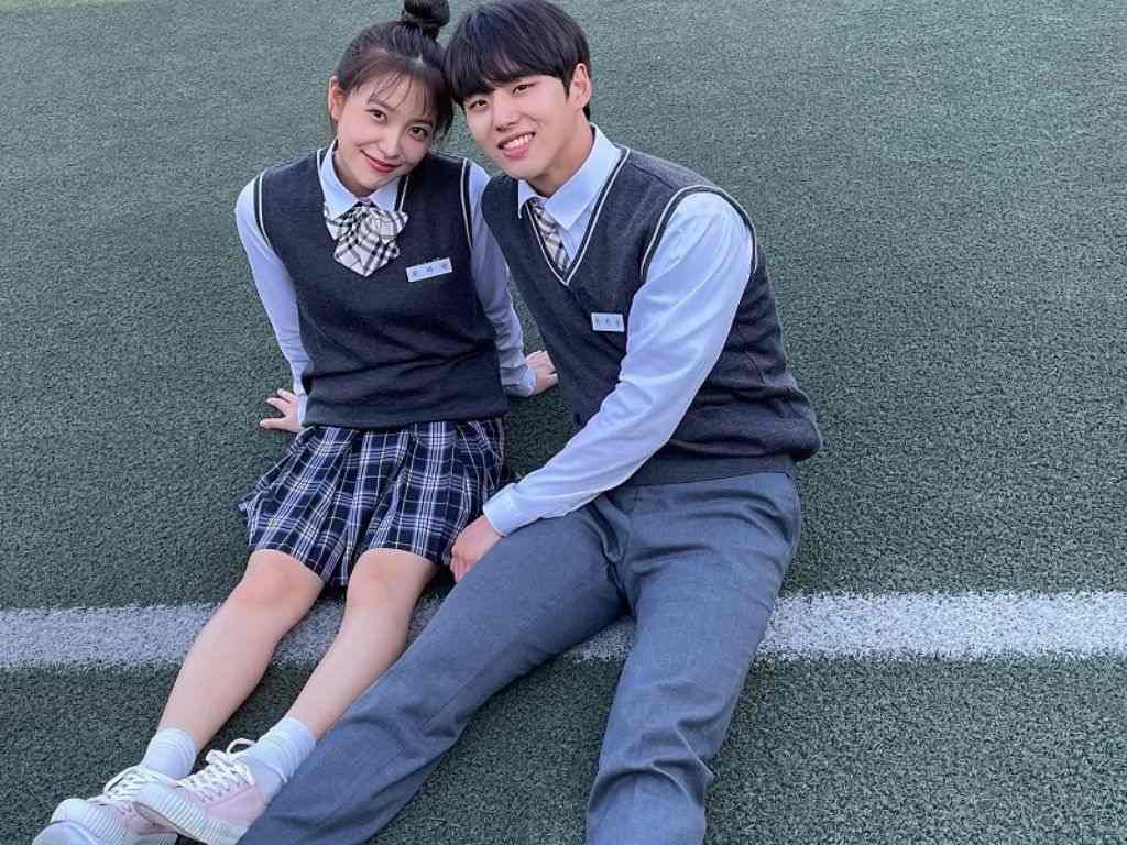 Váy xếp ly họa tiết caro được sử dụng phổ biến cho nữ