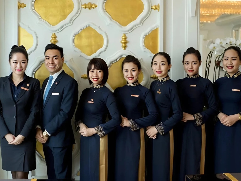 Đồng phục khách sạn 5 sao màu xanh đen thể hiện sự sang trọng và đẳng cấp