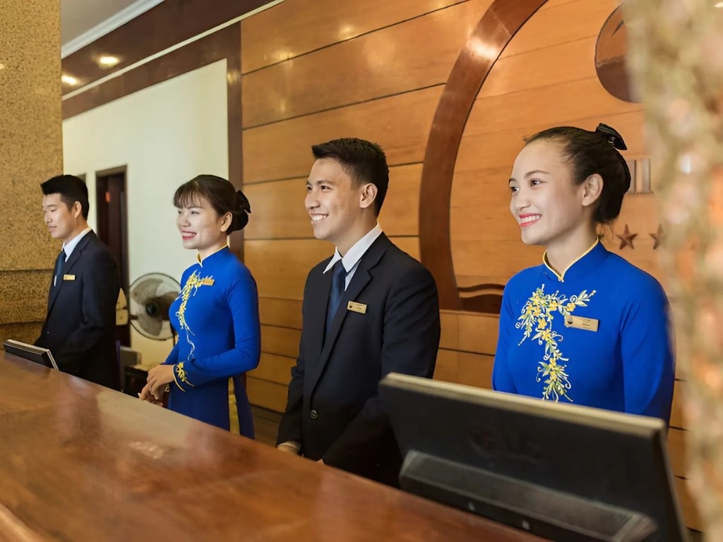 Đồng phục lễ tân khách sạn 5 sao cần có những yếu tố thiết kế độc quyền