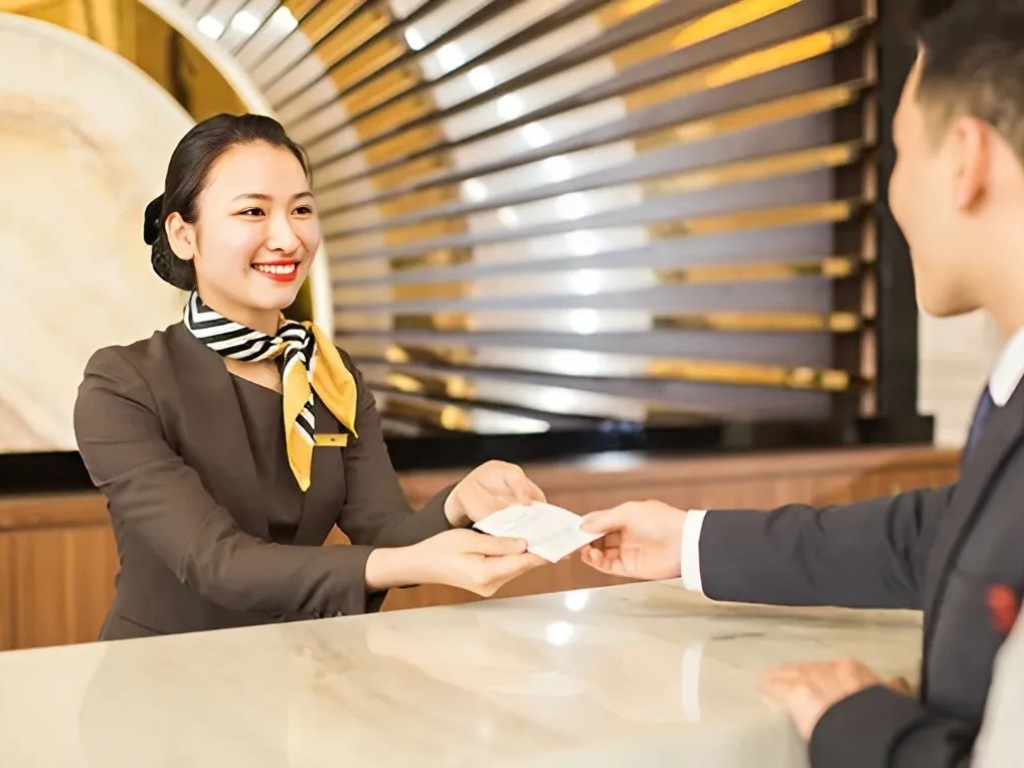 Đồng phục lễ tân khách sạn 5 sao là điểm chạm trực quan đầu tiên