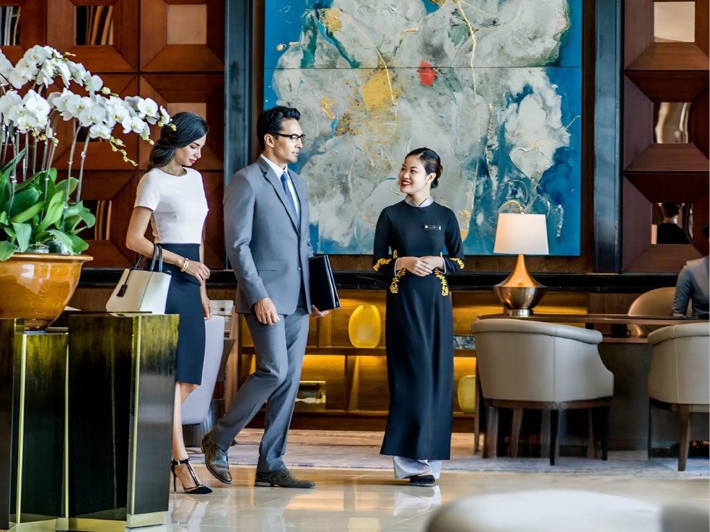Áo dài là đồng phục lễ tân khách sạn 5 sao phổ biến tại Việt Nam