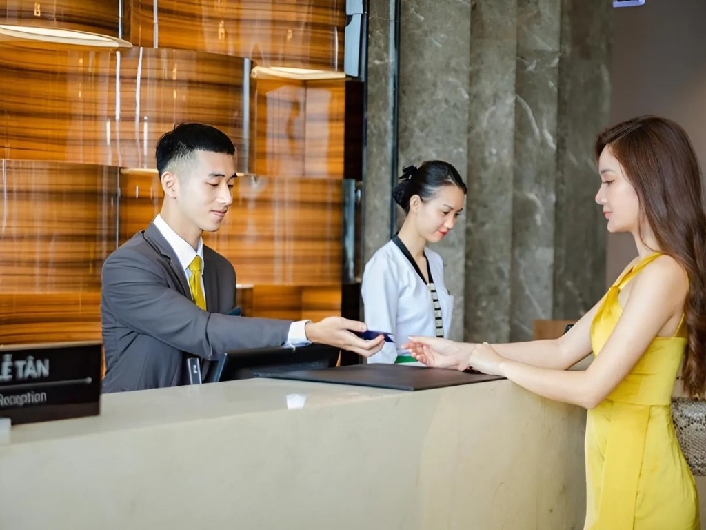 Một bộ đồng phục lễ tân khách sạn cần phải có kiểu sáng thoải mái