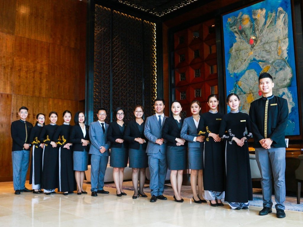 Đồng phục lễ tân khách sạn cần đồng bộ với đồng phục của các bộ phận khác
