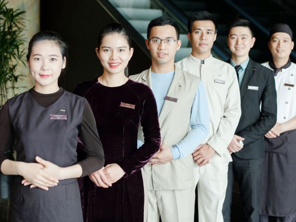 Đồng phục khách sạn đẹp cần phải nhất quán về màu sắc chủ đạo