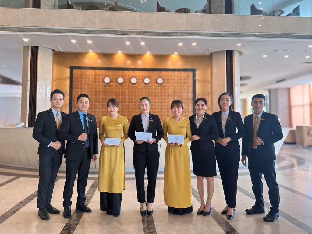 Thiết kế của bộ đồng phục khách sạn cần phải phù hợp phong cách khách sạn