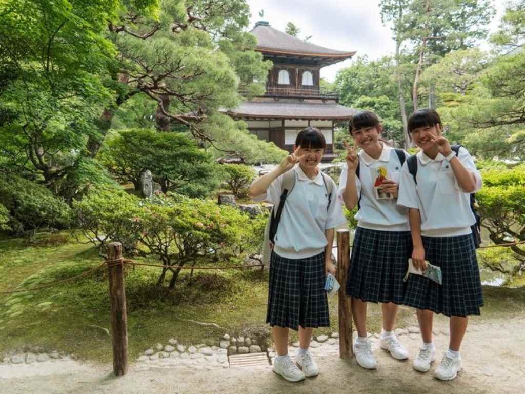 Bạn có thể sử dụng giày trắng trông rất thanh lịch