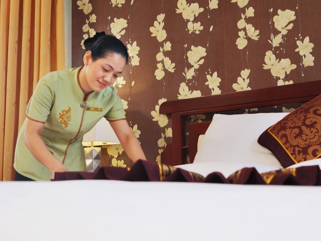 Đồng phục buồng phòng khách sạn 5 được thiết kế tinh tế, chú trọng từng chi tiết