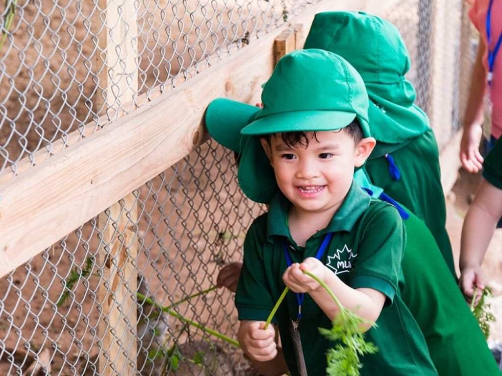 Mũ đồng phục cho bé giúp che nắng và bảo vệ đầu