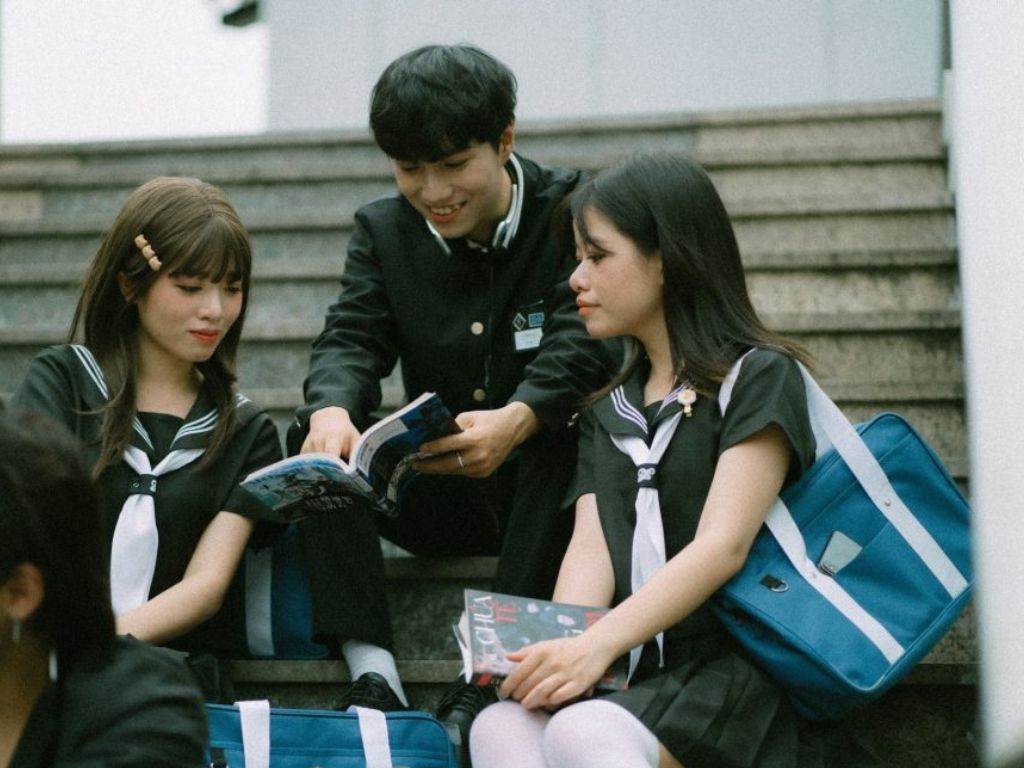 Bạn cần đảm bảo độ dài váy qua gối khi mặc đồng phục học sinh nhật Bản