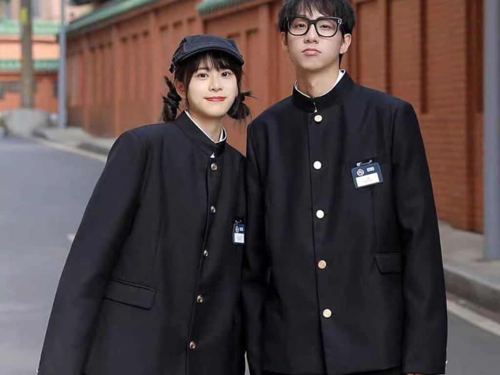 Áo khoác có cổ đứng cao, hàng cúc kim loại cài thẳng tắp từ cổ xuống