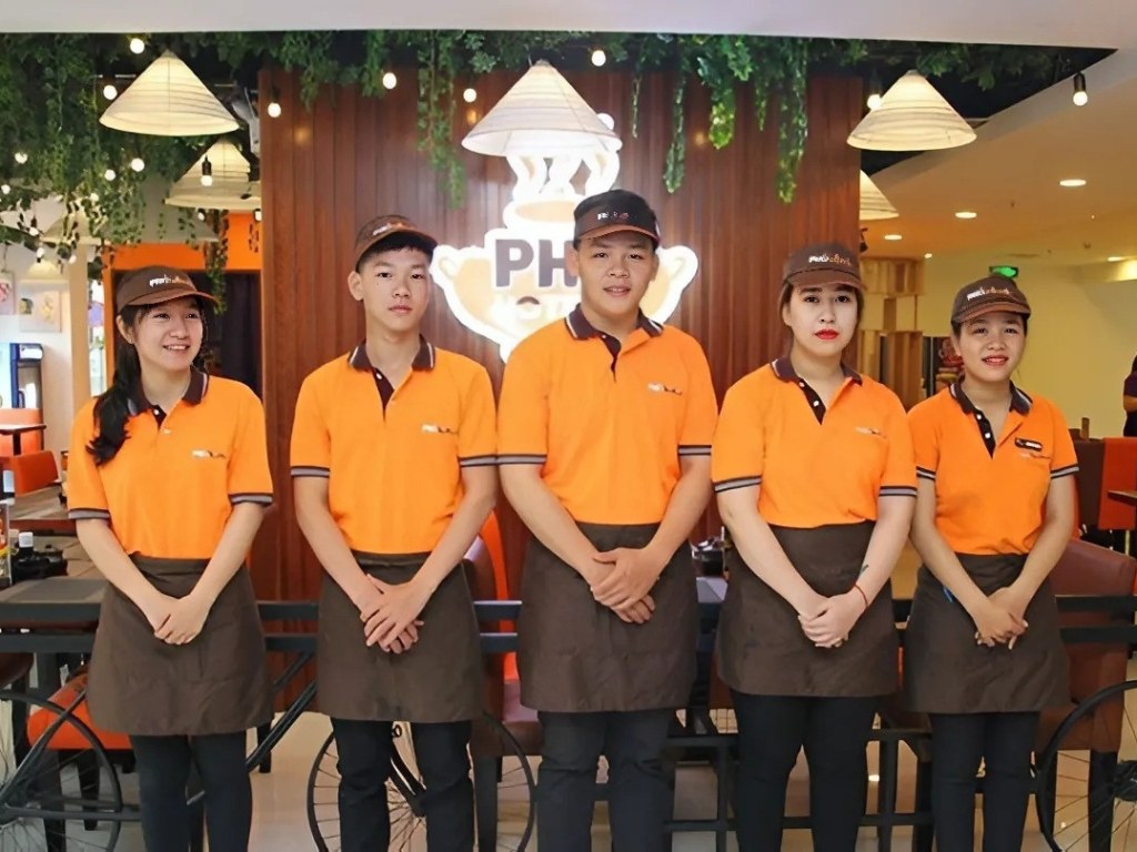 Áo polo đồng phục nhà hàng thích hợp với các nhà hàng phong cách casual