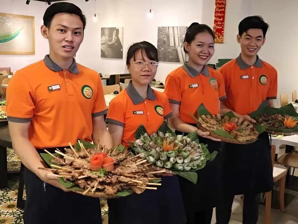 Áo đồng phục nhà hàng màu cam khơi gợi cảm giác hứng khởi và năng động