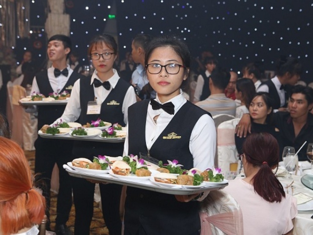 Bạn nên chọn áo sơ mi cho nhà hàng sang trọng