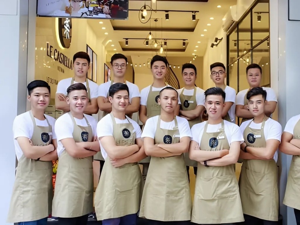 Nhà hàng có không gian casual thì bạn có thể chọn mẫu áo thun cổ tròn đơn giản