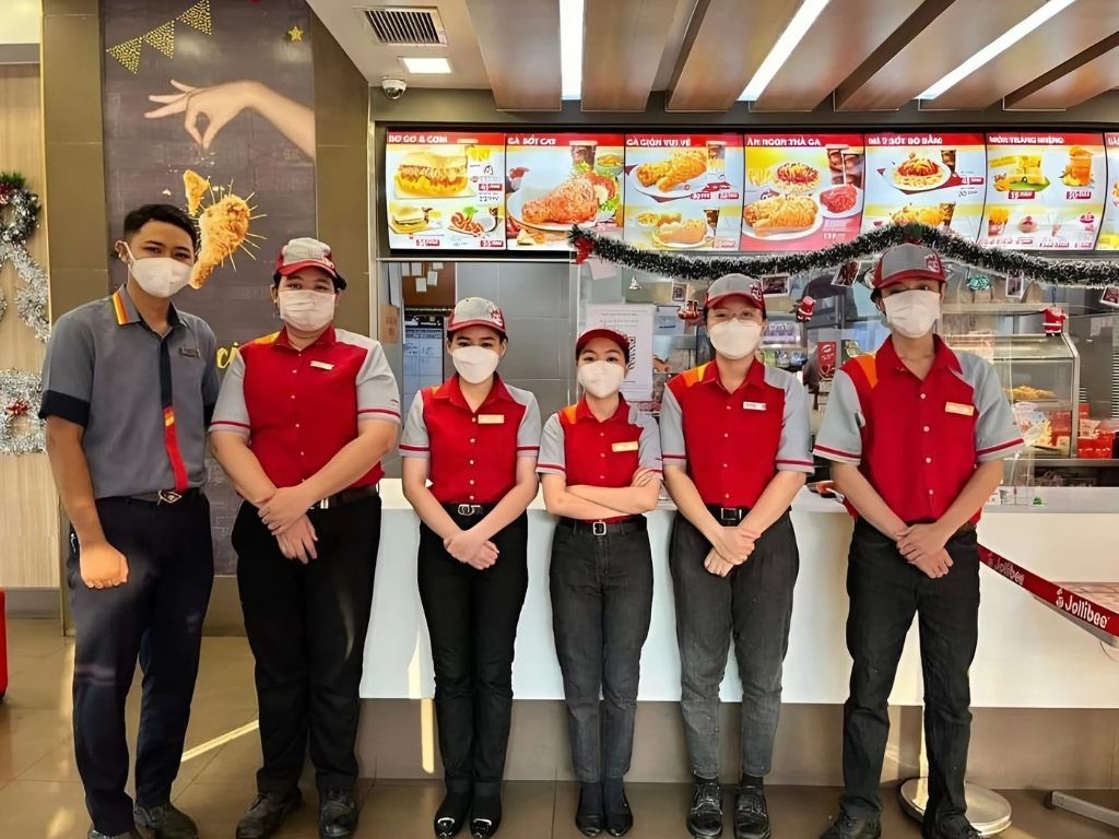 Áo sơ mi là lựa chọn kinh điển trong các mẫu áo đồng phục nhà hàng