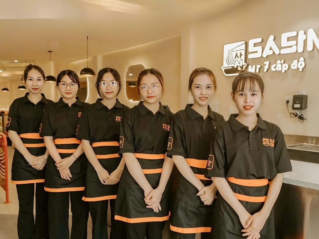 Đồng phục phục vụ nhà hàng giúp xây dựng hình ảnh thương hiệu thống nhất