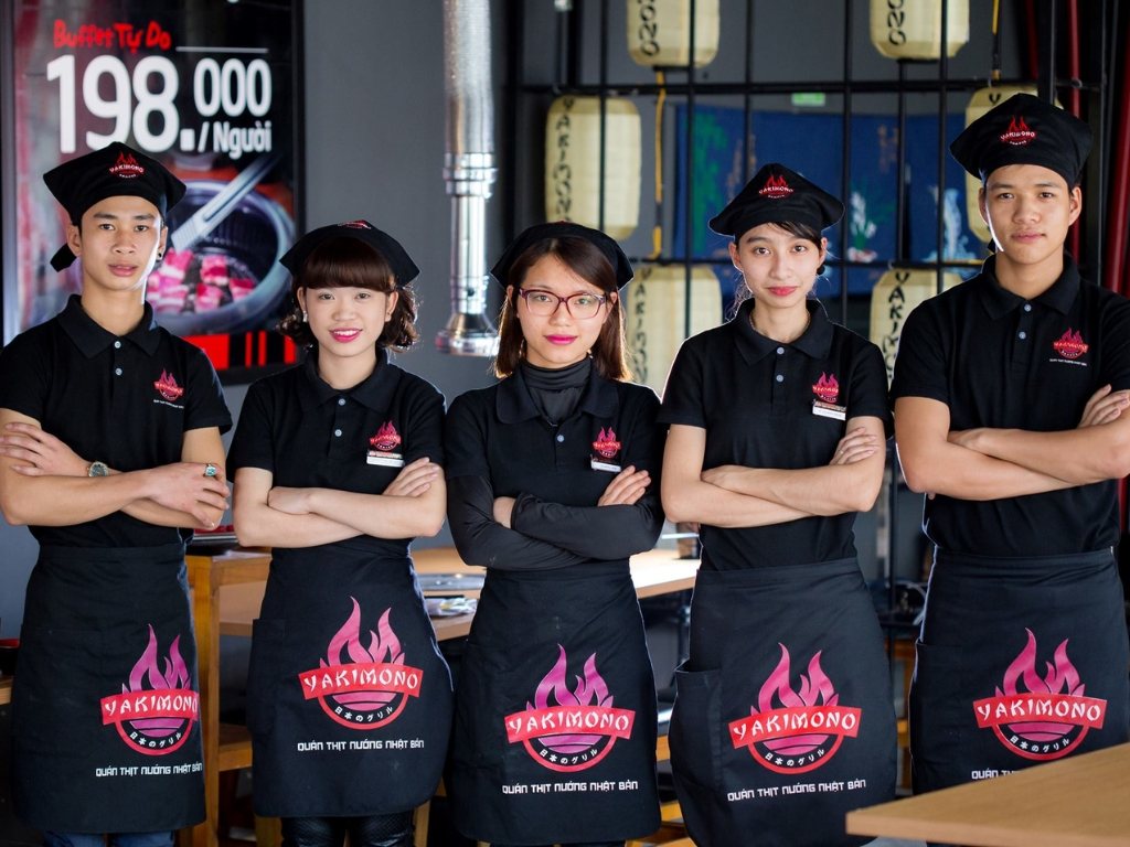 Nhân viên trong bộ đồng phục gọn gàng giúp tạo ấn tượng chuyên nghiệp tức thì