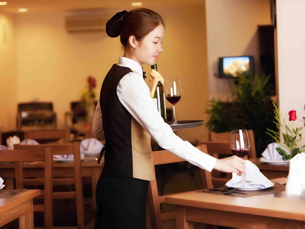 Kiểu dáng đồng phục nhà hàng không vướng víu giúp nhân viên bưng bê dễ dàng