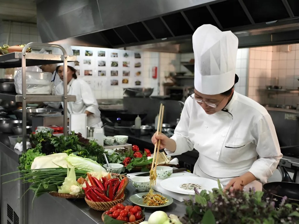 Đồng phục bếp cần ưu tiên hàng đầu các yếu tố về an toàn, vệ sinh và độ bền