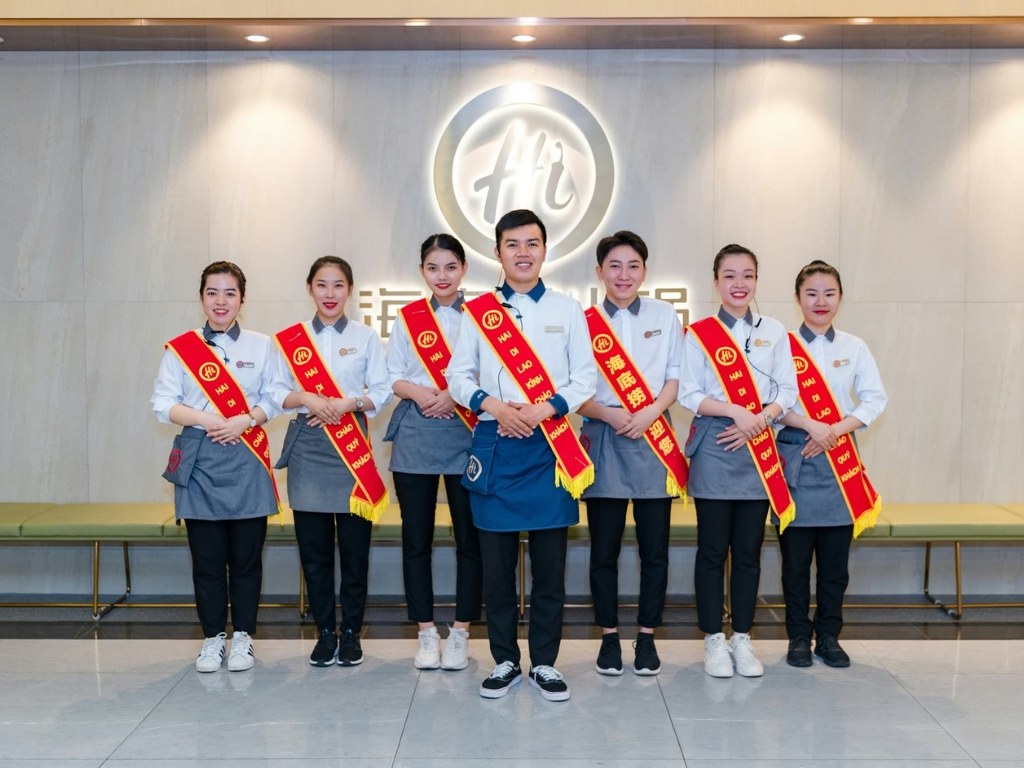 Đồng phục nhân viên nhà hàng giúp xây dựng hình ảnh chuyên nghiệp