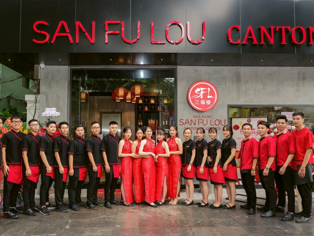Đồng phục nhân viên nhà hàng phải có sự liên kết về màu sắc và logo
