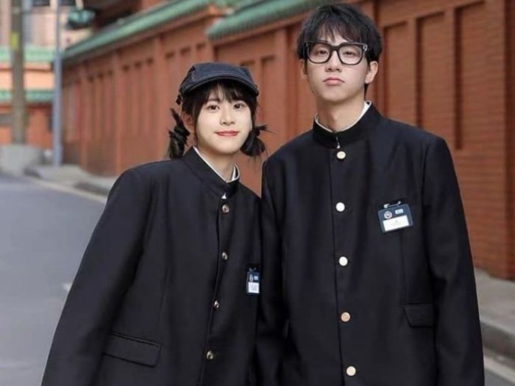 Phụ kiện đi kèm thường là nón cho đồng phục đẹp hơn