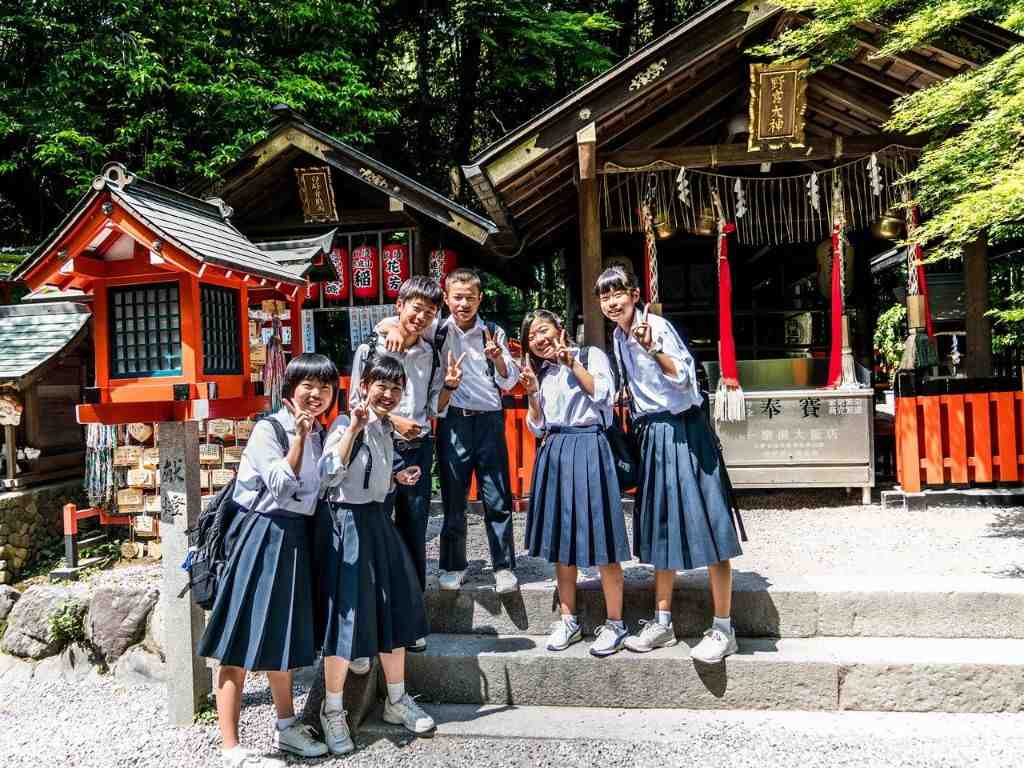 Nét đặc trưng của đồng phục học sinh tiểu học Nhật Bản là áo sơ mi và chân váy