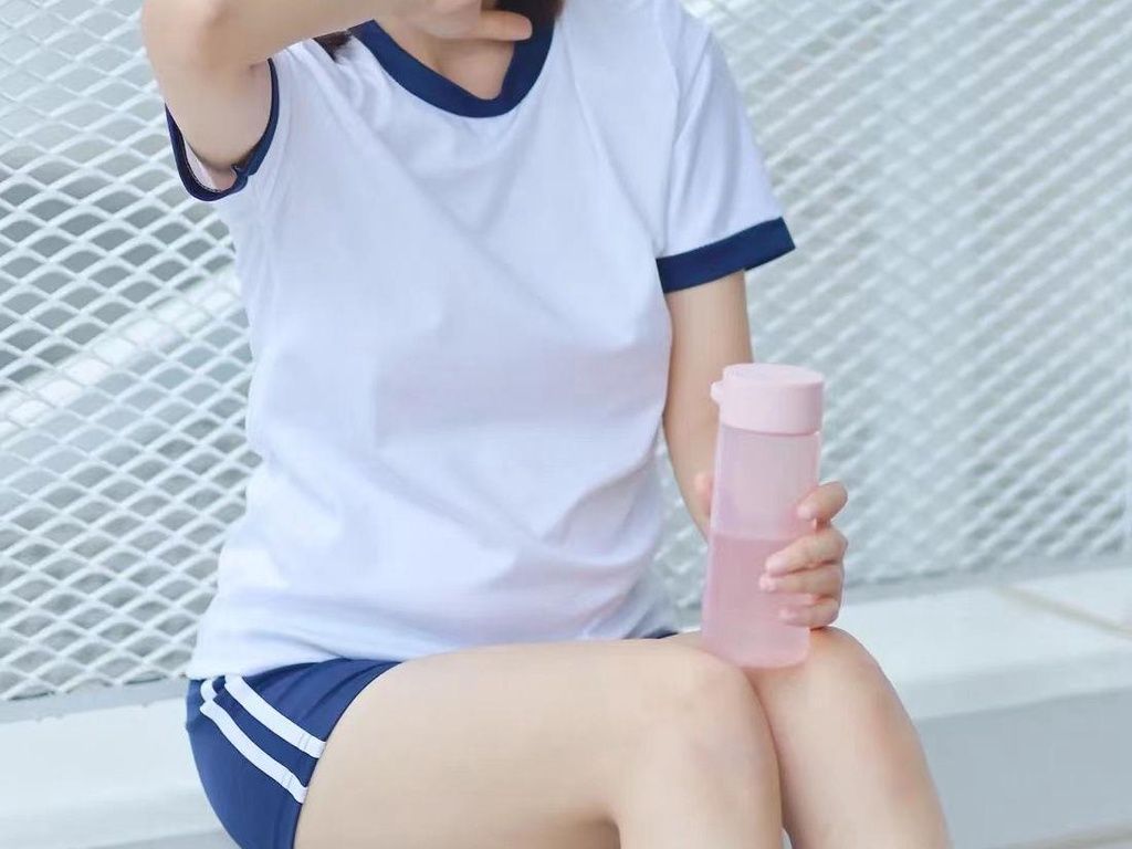 Đồng phục thể dục gồm áo thun cổ tròn và quần short