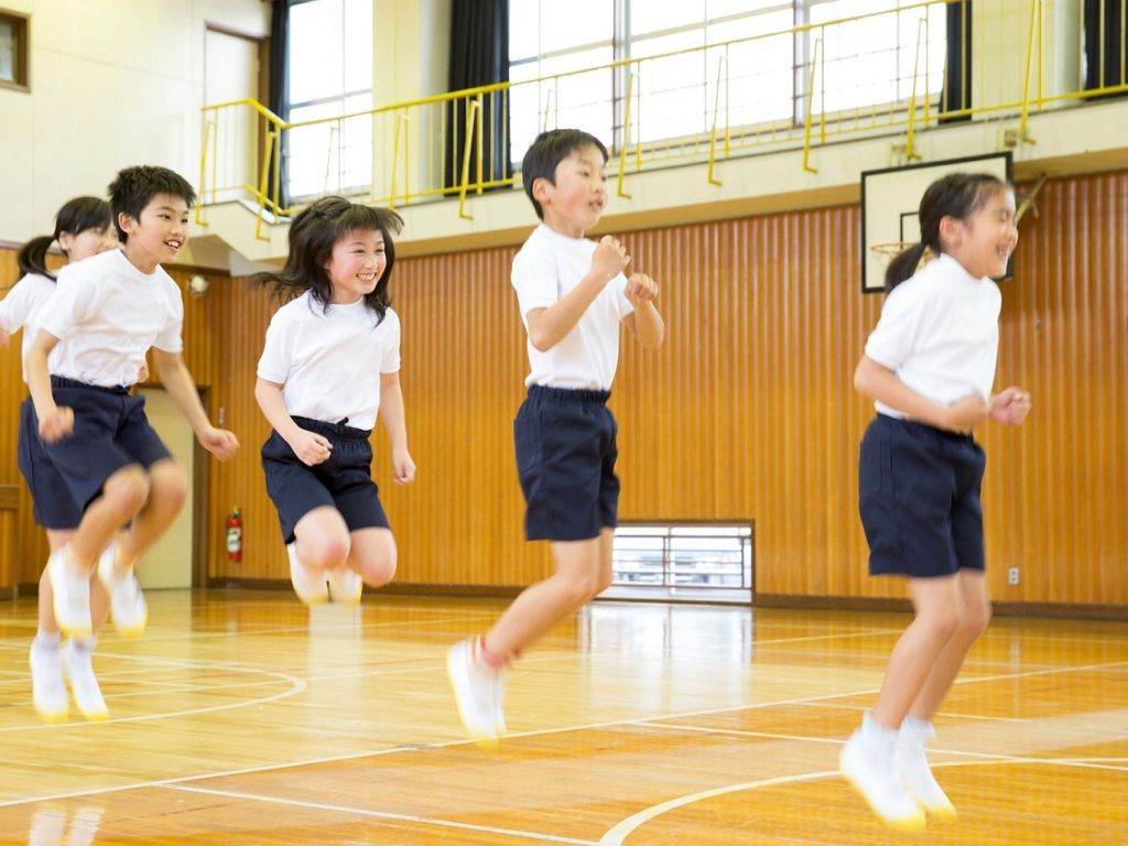 Đồng phục thể dục học sinh Nhật bản giúp trẻ thoải mái hoạt động