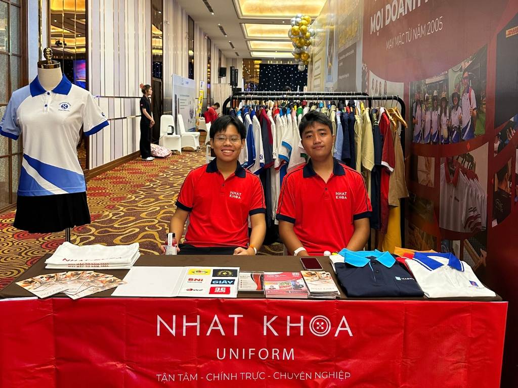 Nhất Khoa Uniform nhận may in áo đồng phục cổ trụ đẹp và giá tốt