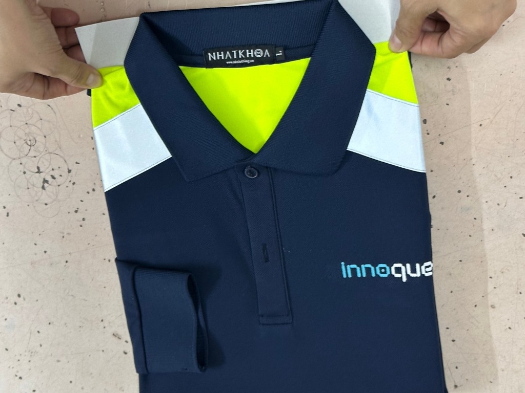 Việc tạo ra cổ áo đứng dáng, nẹp áo thẳng thớm khiến giá áo cổ trụ cao hơn áo cổ tròn