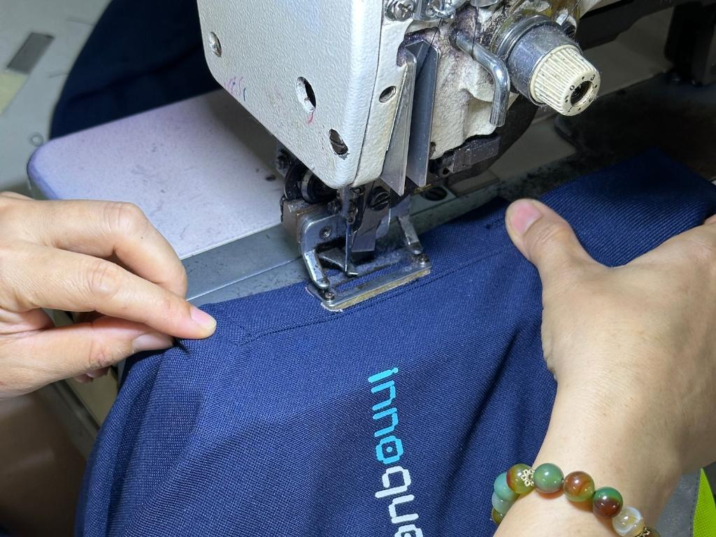 Nhất Khoa Uniform chú trọng tỉ mỉ từng đường may cho áo đồng phục cổ trụ