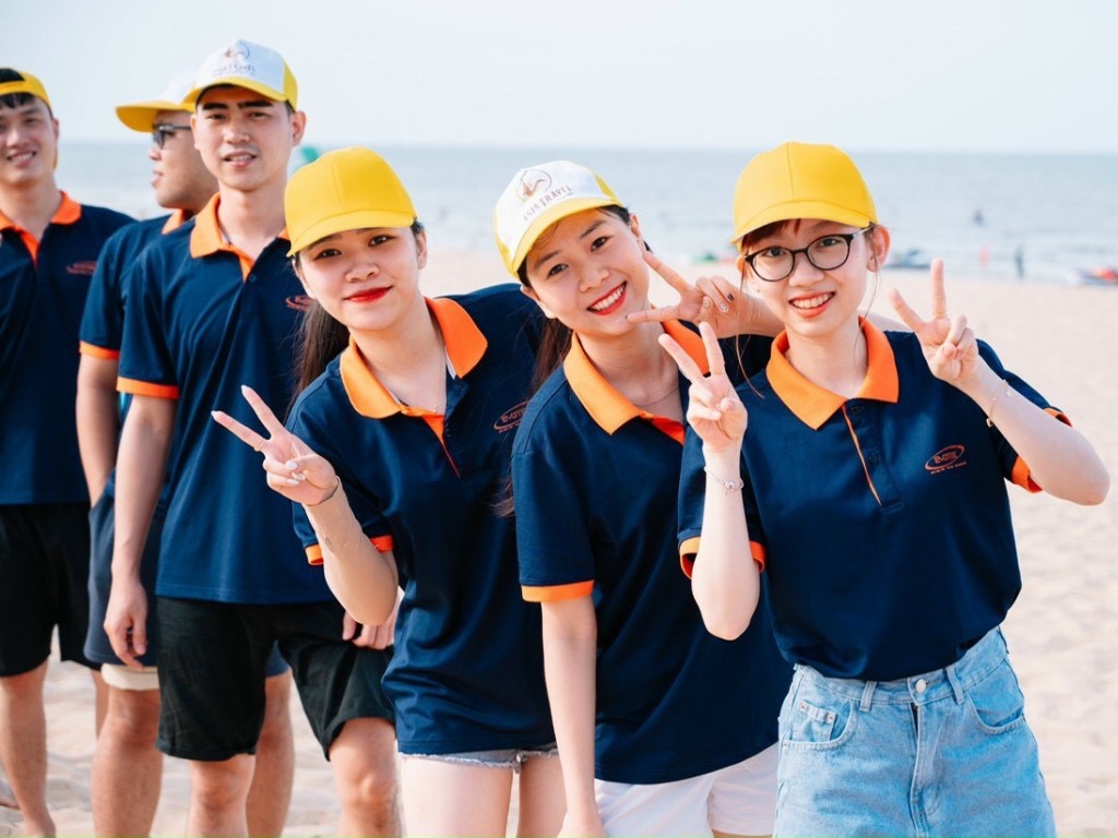 Bạn nên chọn màu áo phông có cổ đồng phục dựa trên màu nhận diện thương hiệu của công ty