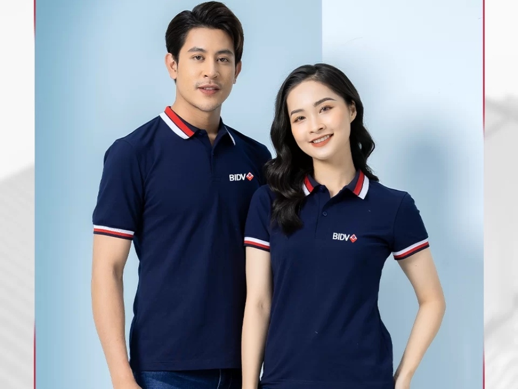 Tay áo polo có đường gân thun ở cuối ống tay giúp ôm gọn tay hơn