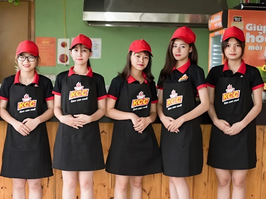 Tạp dề không chỉ bảo vệ quần áo chính mà còn cung cấp thêm túi đựng đồ