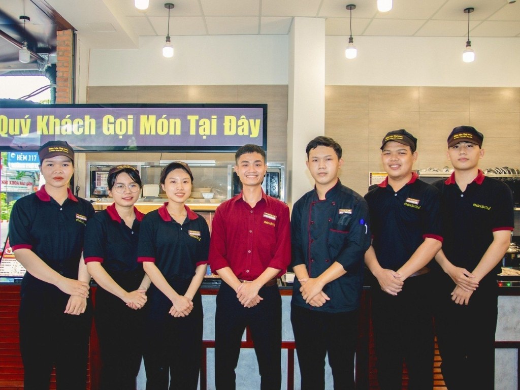 Form áo đồng phục nhân viên phục vụ nên vừa vặn với người để không gây vướng víu