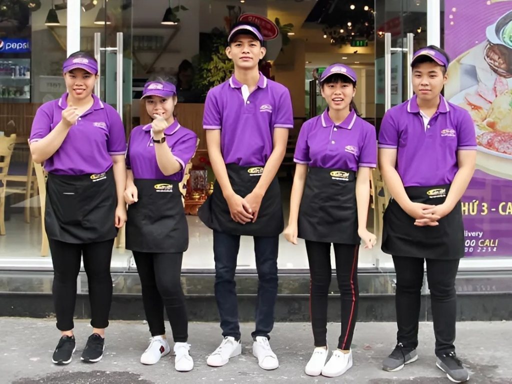 Đồng phục nhân viên phục vụ cần có kiểu dáng lịch sự và gọn gàng