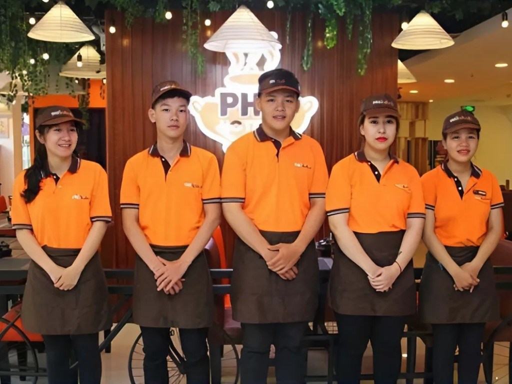 Áo đồng phục quán ăn nên có kiểu dáng gọn gàng và tối giản