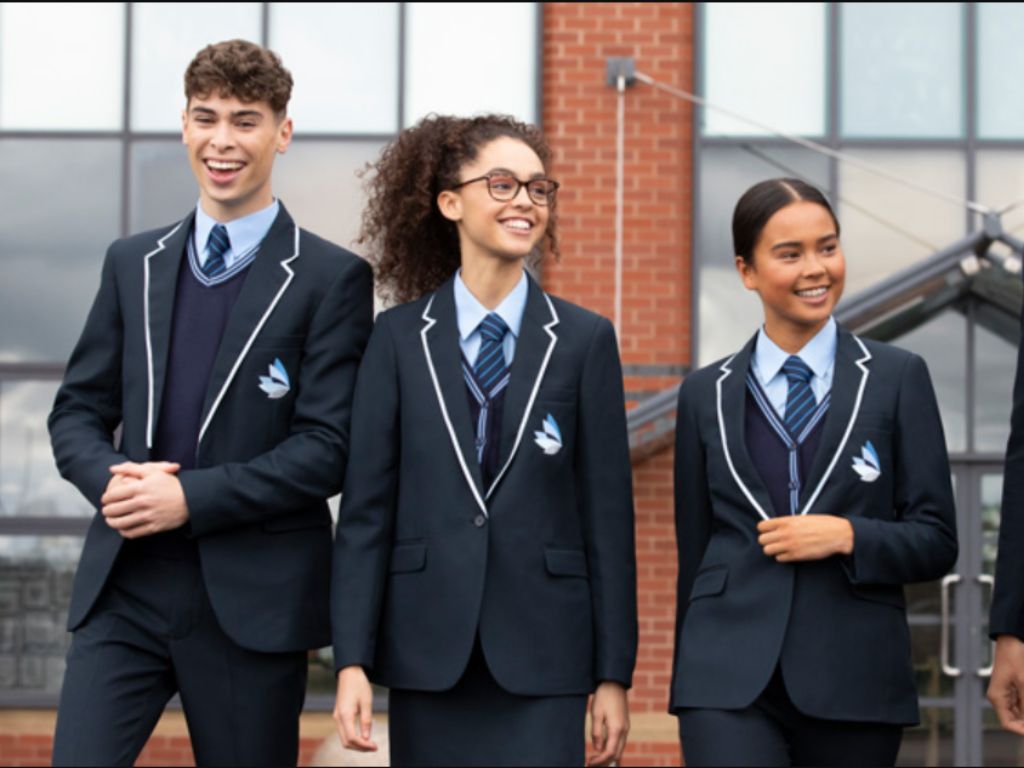 Phần lớn các trường tư thục đều yêu cầu học sinh phải mặc đồng phục