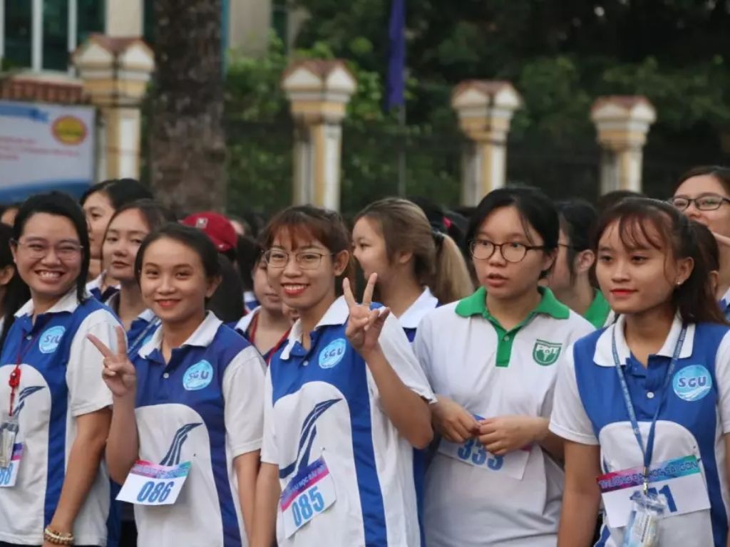 Hoàn thiện bộ đồng phục của Trường Đại học Sài Gòn thường có thẻ tên