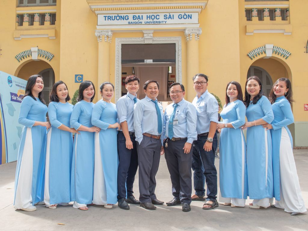 Áo dài là biểu tượng truyền thống trong đồng phục của Trường Đại học Sài Gòn