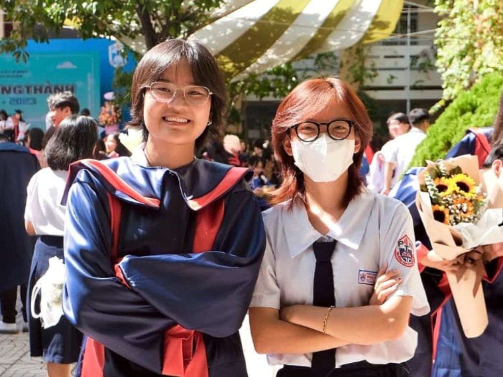 Đồng phục tốt nghiệp của trường THPT Phú Nhuận mang màu xanh đen