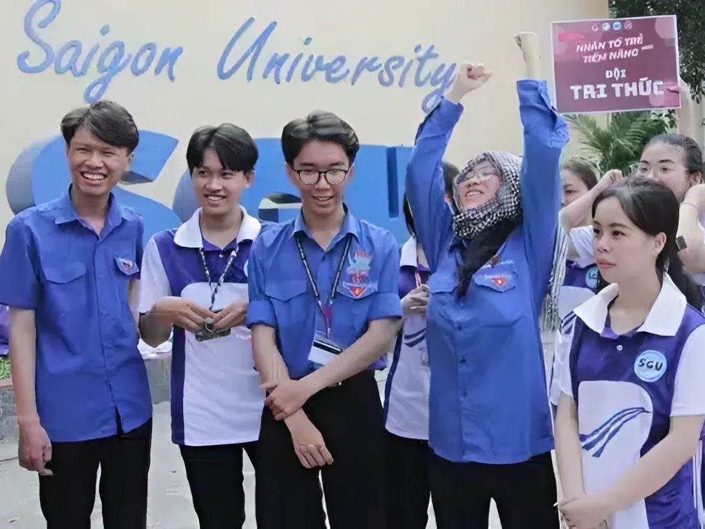 Áo sơ mi đồng phục của Trường Đại học Sài Gòn được thiết kế đẹp mắt