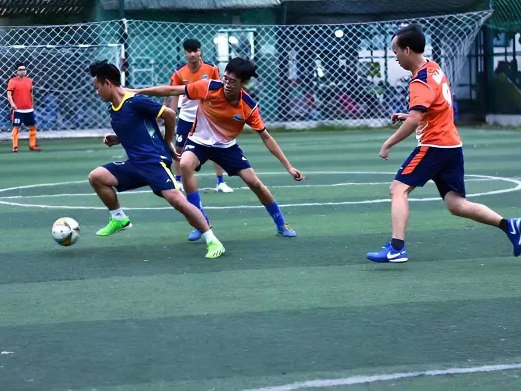 Áo thun đồng phục của Đại học Sài Gòn được thiết kế đơn giản