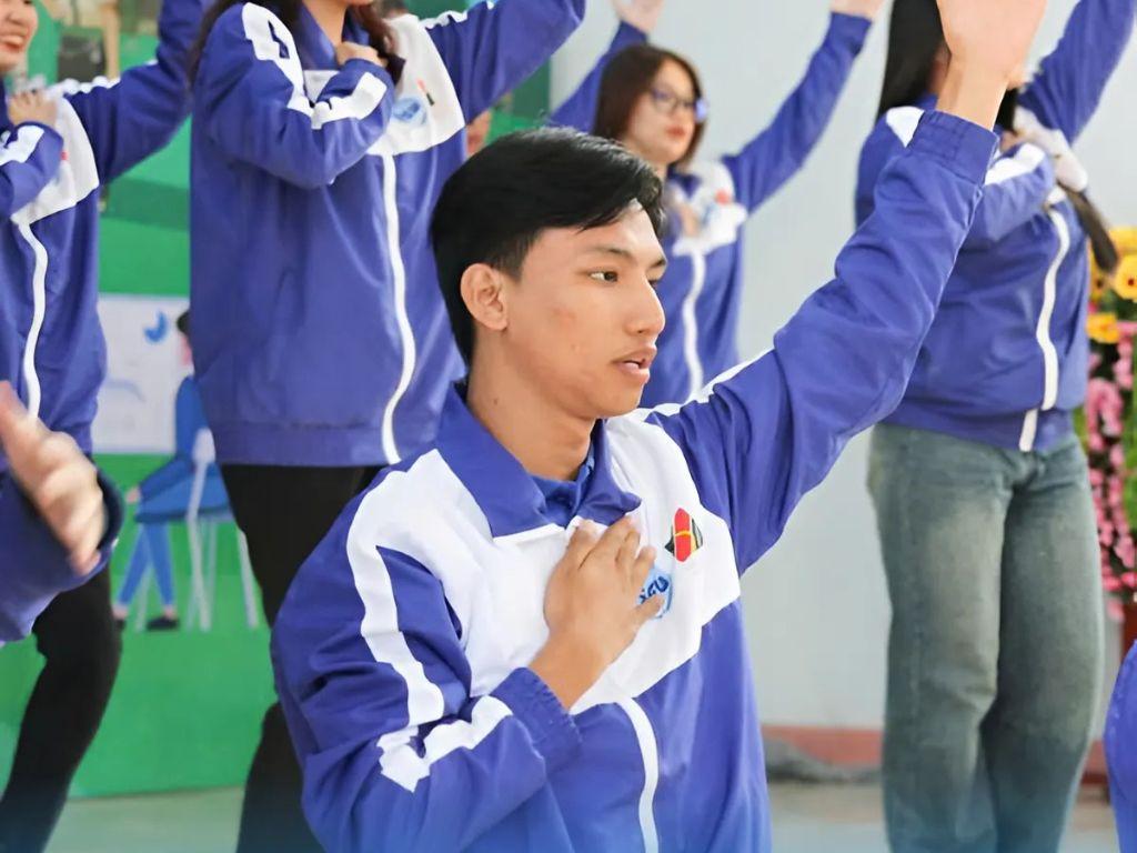 Áo khoác đồng phục của Đại học Sài Gòn được sử dụng vải dù