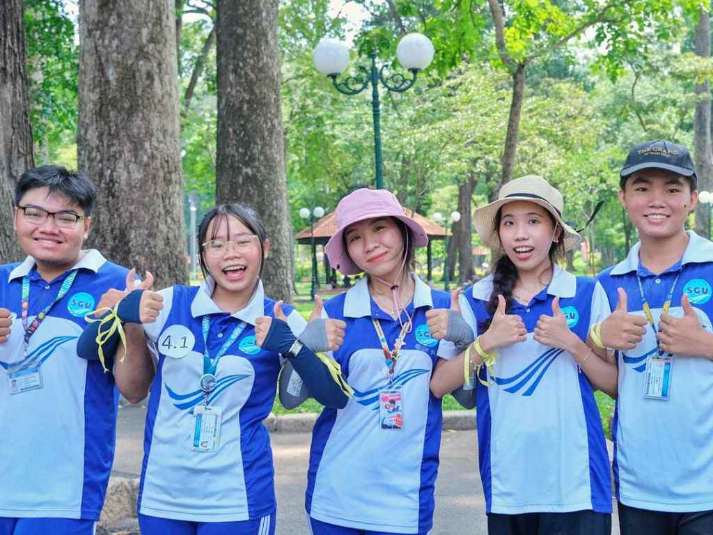 Logo trên áo của đồng phục Đại học Sài Gòn mang ý nghĩa tri thức