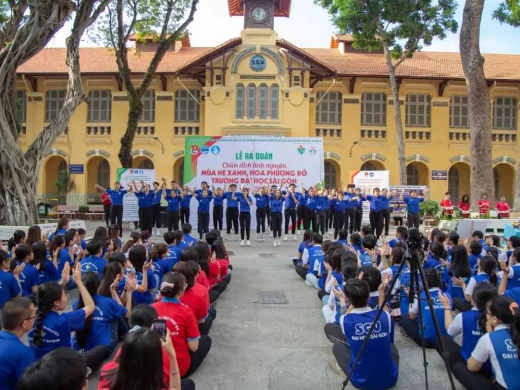 Điểm nhấn không thể thiếu là logo SGU được in trên áo